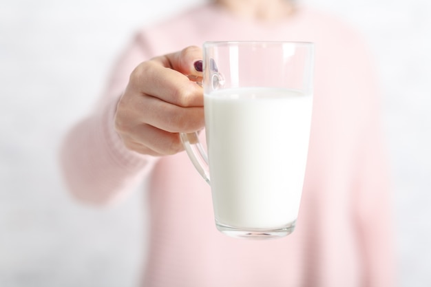 Una mujer te da una taza de leche