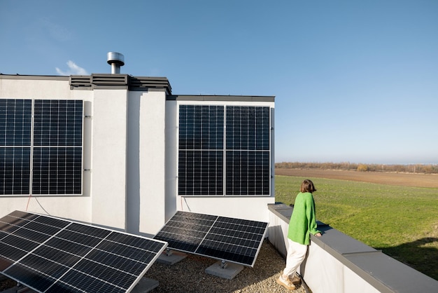 Mujer en el techo de su casa con una estación solar