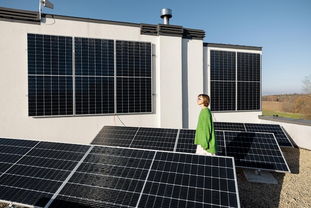 Mujer en el techo de su casa con una estación solar