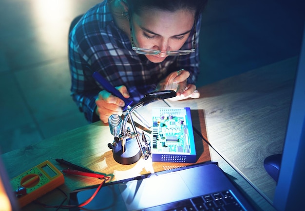 Mujer técnica y placa base con electrónica de microchip o soldador en la vista superior en el laboratorio Placa de circuito de tecnología de la información o programación para futuras actualizaciones de hardware y sistema