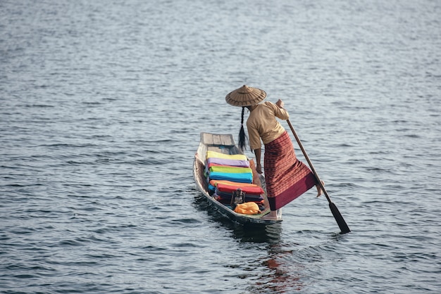 Una mujer con tejidos de loto coloridos hechos a mano en su barco en la aldea de In Dain Khone, en el lago Inle, Myanmar.