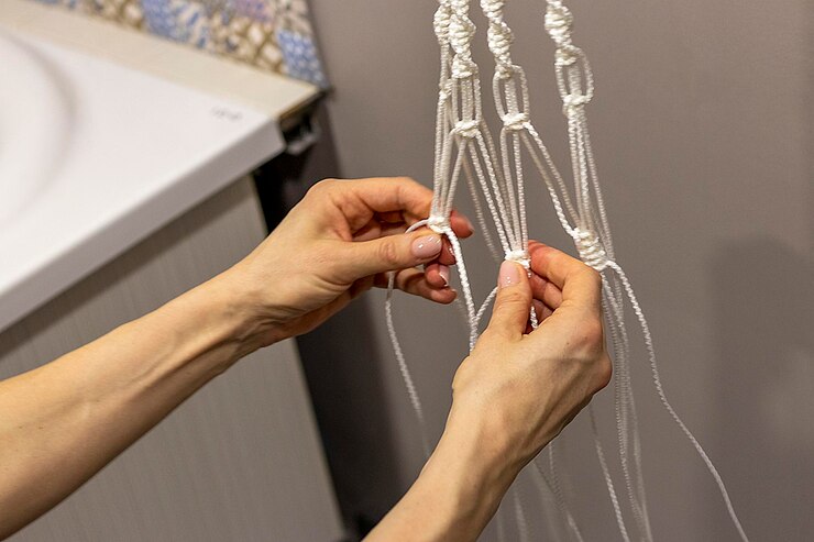 Foto mujer tejiendo macramé en una olla de flores hobby