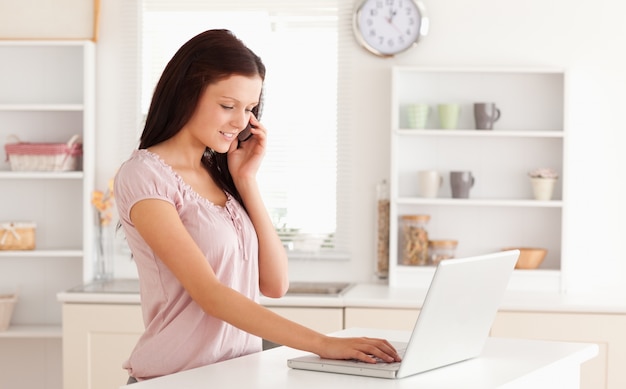 Mujer telefoneando y escribiendo