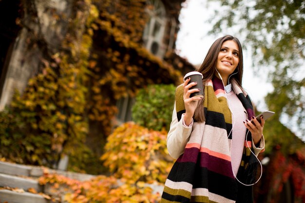 Mujer con telefono al aire libre