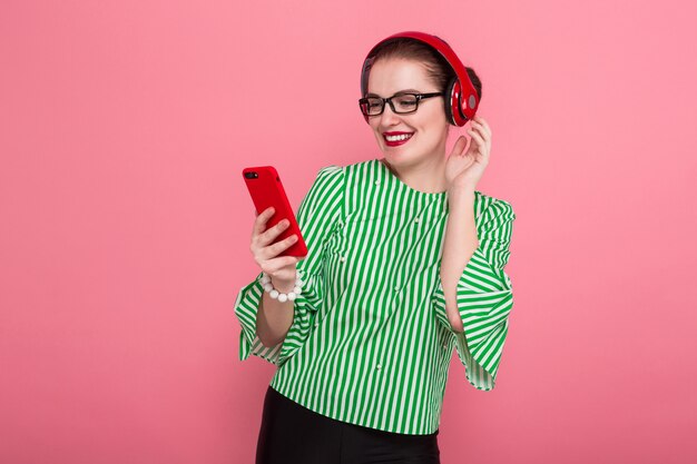 Mujer con teléfono y auriculares