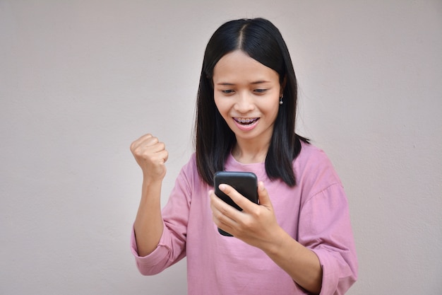 Mujer con teléfono celular