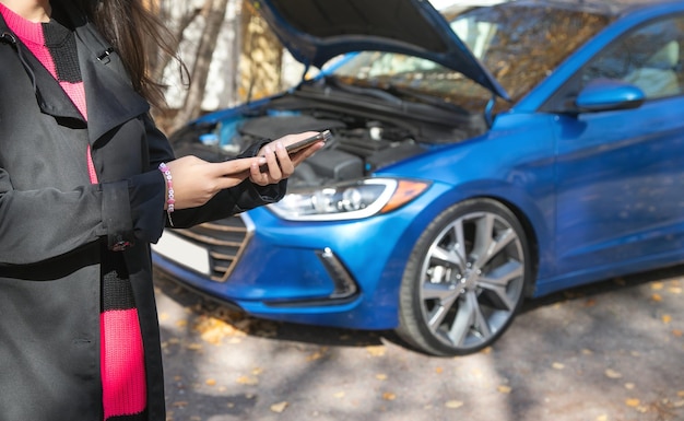 Mujer con teléfono inteligente llamando al servicio de automóviles