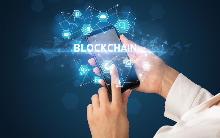 Foto mujer con un teléfono inteligente en la mano con la inscripción blockchain concepto de tecnología moderna.