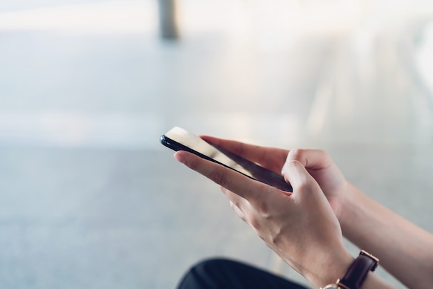 Mujer con teléfono inteligente, durante el tiempo libre. El concepto de usar el teléfono es esencial en la vida cotidiana.