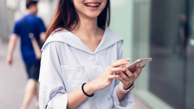 Foto mujer con teléfono inteligente, durante el tiempo libre.