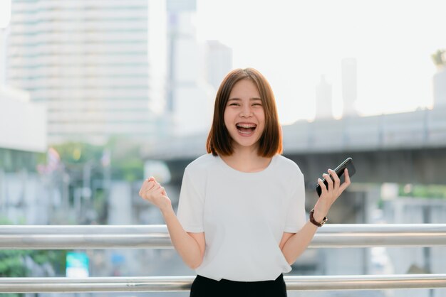 Mujer con teléfono inteligente, durante el tiempo libre.