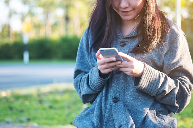 Foto mujer con teléfono inteligente