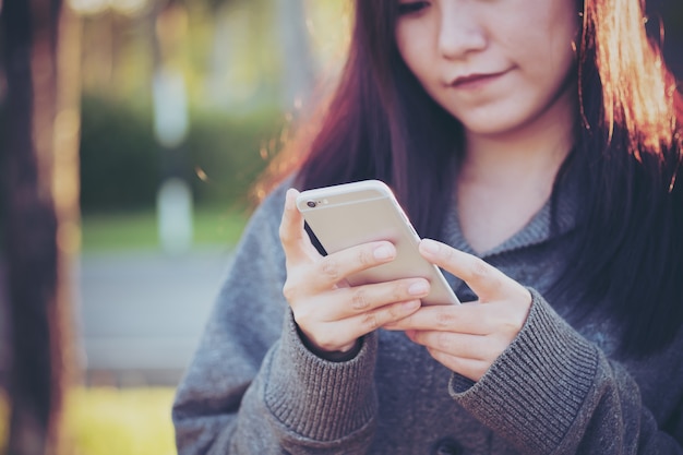 Mujer con teléfono inteligente