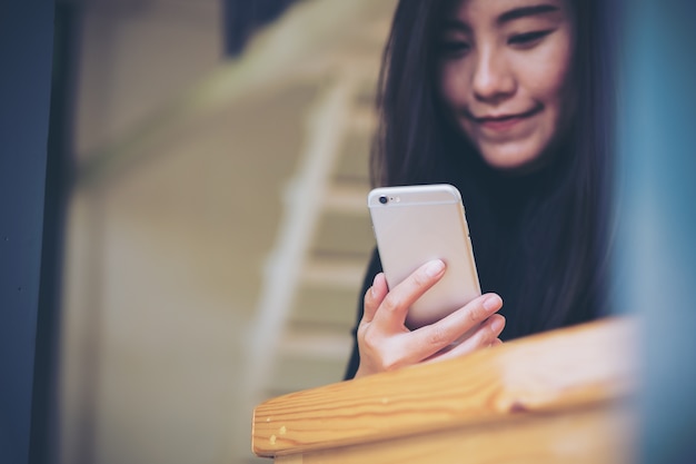 Mujer con teléfono inteligente