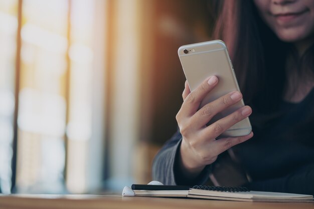 Mujer con teléfono inteligente