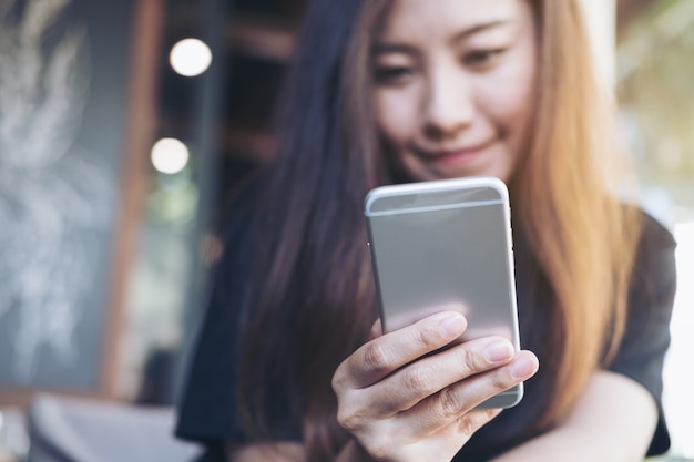 Mujer con teléfono inteligente