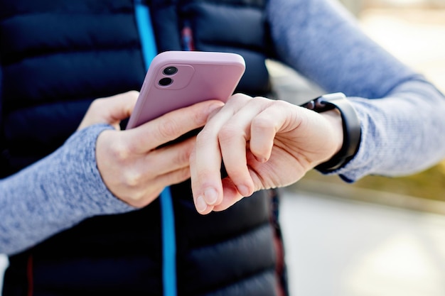 Mujer con teléfono móvil conectado a un reloj inteligente