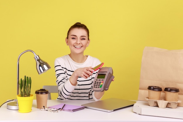 Mujer con teléfono móvil inteligente y pago con tecnología pay pass pos nfc en teléfono celular y pago