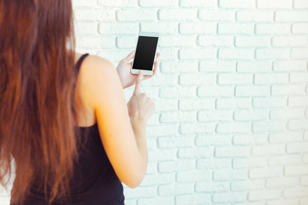 Mujer con teléfono móvil moderno en manos