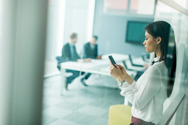 Mujer con un teléfono