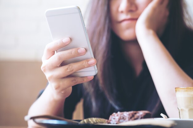 Mujer con teléfono