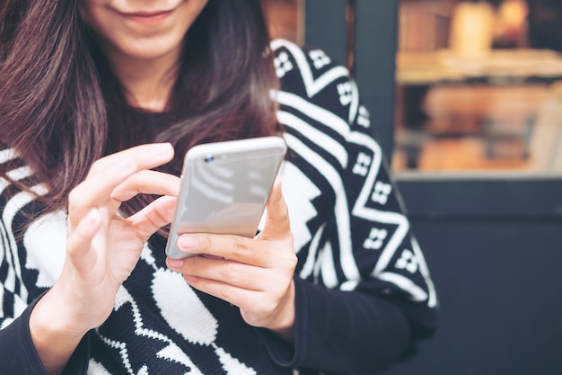 Mujer con teléfono