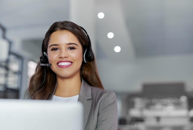Mujer de telemarketing y asistente virtual en el centro de llamadas para contacto y comunicación con el servicio al cliente Persona femenina o CRM y auriculares para asesoramiento de apoyo técnico y ayuda en la línea directa