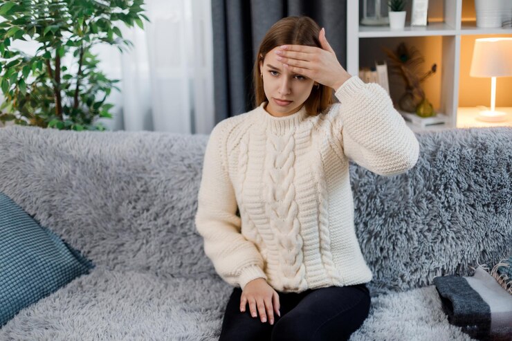 Mujer con temperatura en casa