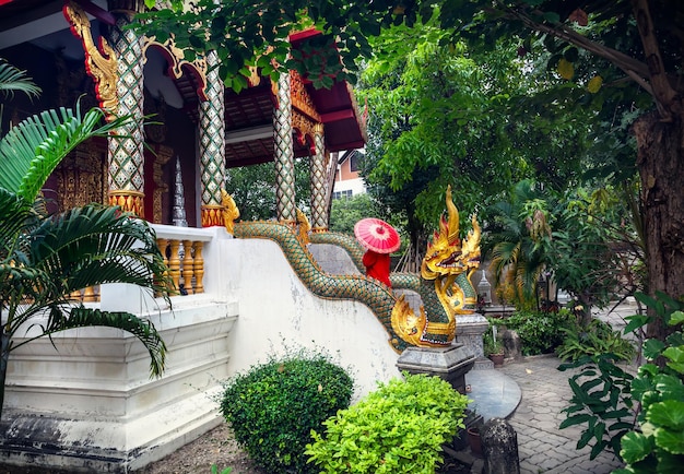 Mujer en el templo en el norte de Tailandia