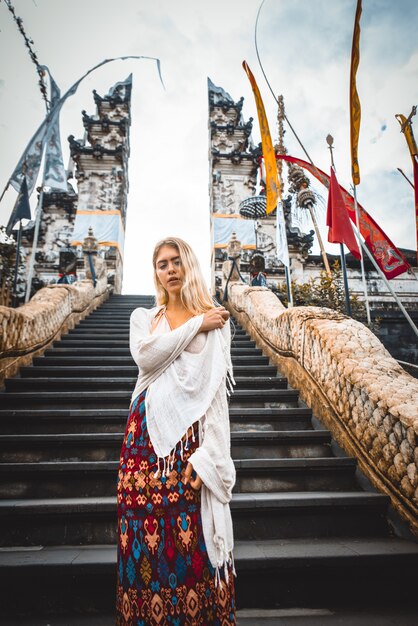 Mujer en el templo Pura Lempuyang en Bali