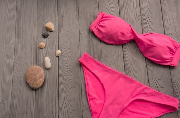 mujer tendencia traje de baño de dos piezas playa traje de baño rosa moda gafas de sol. fondo de verano