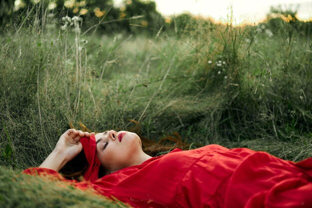 Foto mujer tendida en el campo