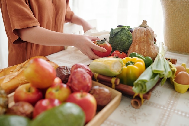 Mujer tendiendo verduras