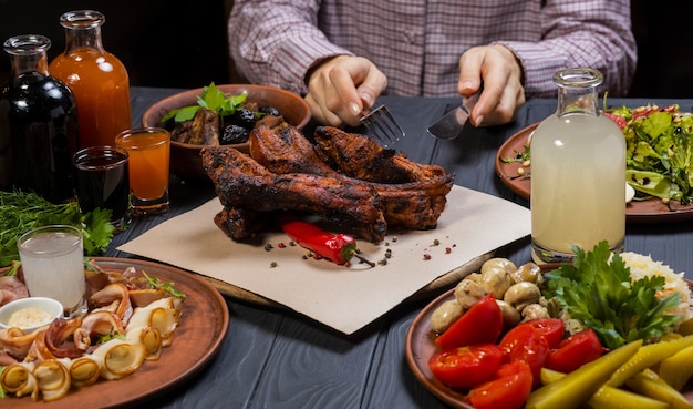 Mujer con un tenedor y un cuchillo en sus manos comienza a comer