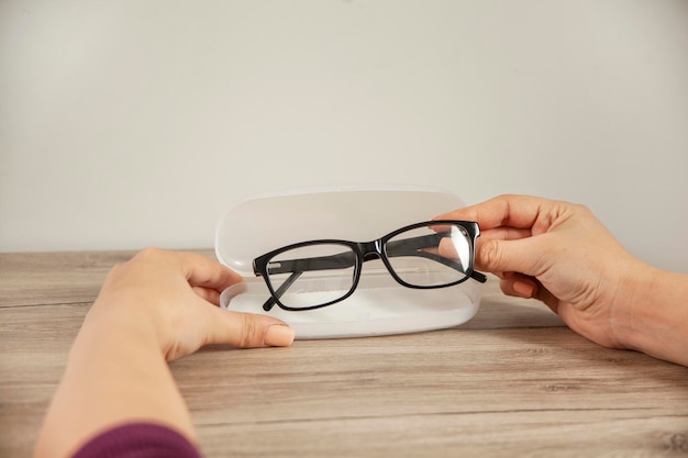 mujer, tenencia, anteojos, en, caja