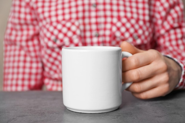 Foto mujer, tenencia, blanco, taza, primer plano