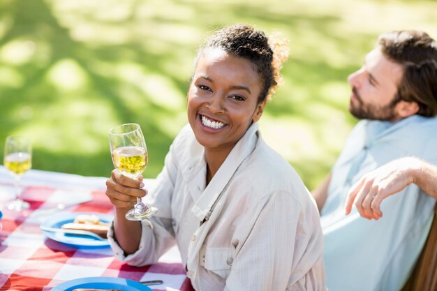 Mujer, tenencia, copa de vino, y, sonriente