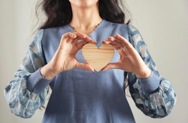 mujer, tenencia, corazón de madera, señal