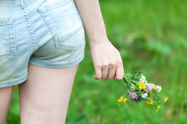 Mujer, tenencia, flores silvestres