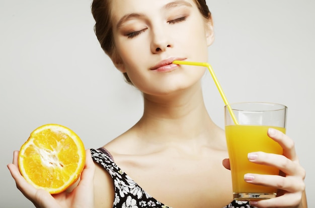 Mujer, tenencia, jugo de naranja