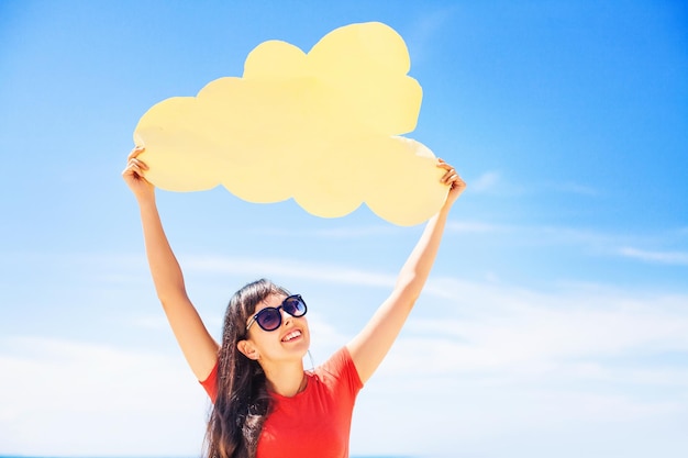 Foto mujer, tenencia, papel, nube, icono, en la playa