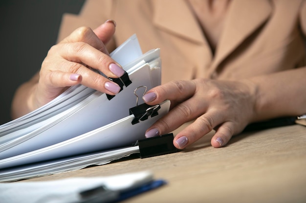 mujer, tenencia, pila, de, archivos