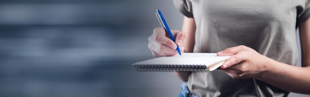 mujer, tenencia, pluma, con, libreta