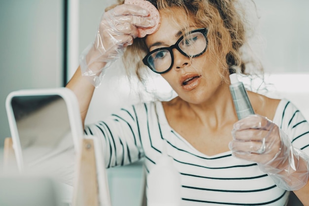 Una mujer teñida de peinado teñida sola en casa con herramientas y procesos de cuidado de la salud de belleza Control de envejecimiento para mujeres adultas jóvenes Dama con anteojos usando productos químicos o naturales