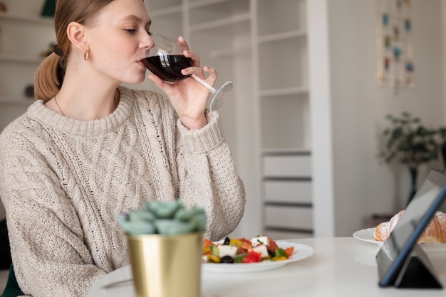 Foto mujer teniendo una cita virtual