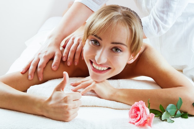 Mujer teniendo masaje en el salón de spa