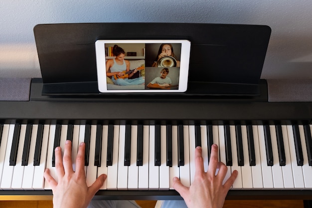 Mujer teniendo video chat con amigos y tocando música