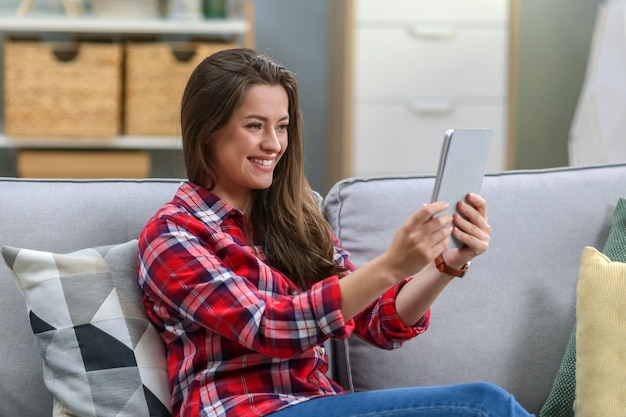 Foto la mujer está teniendo una videollamada