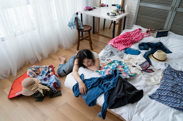 Foto mujer tensa relajándose en la cama en casa