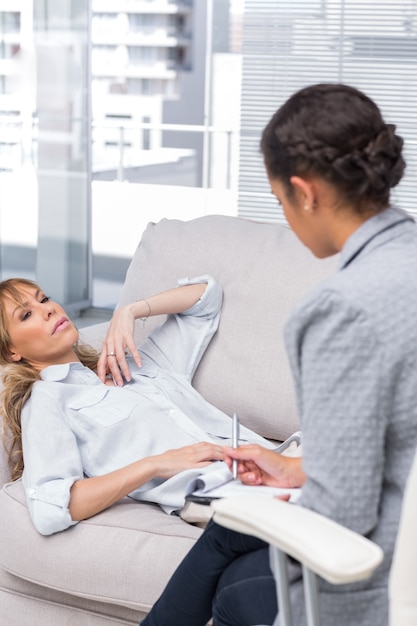 Mujer y terapeuta durante la sesión